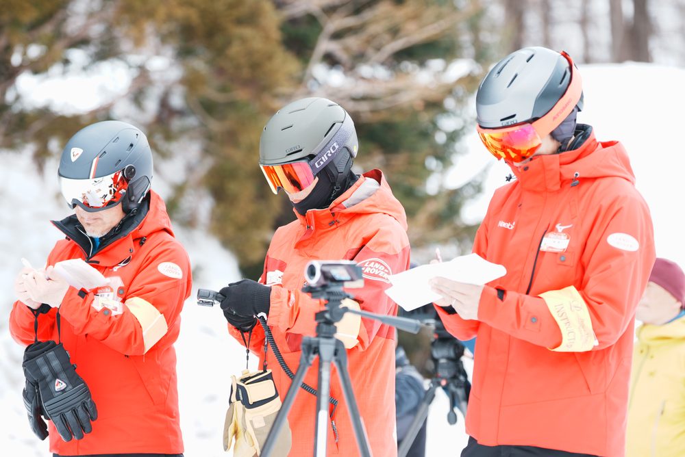 滑りを審査する苗場スキースクールの検定員